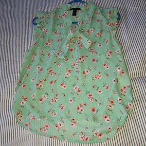 Short sleeve blouse with a tie in the front